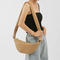 Fournisseur de la Chine en cuir d'agneau pour femmes Logo personnalisé en forme de croissant en cuir PU Petit sac à bandoulière avec large bandoulière