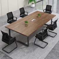 Bureau de direction moderne et luxueux, mobilier en bois, table de conférence, chaises de réunion pour hôtel et salle de réunion de bureau