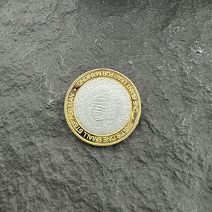 Pièce de monnaie commémorative plaquée or personnalisée <span class=keywords><strong>Apollo</strong></span> 11 Atterrissage sur la Lune Astronaute 1969 Médaille commémorative en relief Anniversaire OEM Vente en gros - Product Image 2