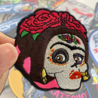 Patchs en tissu brodés en 3D avec logo de marque personnalisé, motifs de cœur et de fleurs pour vêtements, chapeaux, vestes
