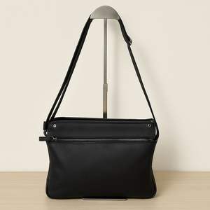 2025 Sac à main pour femme sac à main en cuir de couleur noire classique, présentant une finition en cuir souple et texturé. - Product Image 2