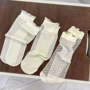 Chaussettes ultra fines pour femmes, respirantes, en soie glacée, avec bordure en dentelle, pour un usage décontracté - Product Image 1