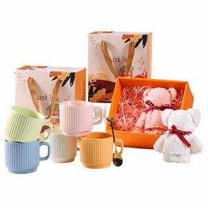 Juego de Regalo de Tazas de Café de Cerámica Hechas a Mano de Lujo, con Toalla y Cuchara con Diseño de Oso, Regalos Multifuncionales para Bodas, Cumpleaños y Eventos Empresariales - Product Image 1