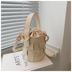 THK กระเป๋าถือแฟชั่นกระเป๋าทรงถังถักแบบสร้างสรรค์สินค้าใหม่ของผู้หญิงกระเป๋าสะพายคาดลำตัวสะพายไหล่มีเชือกรูดแบบเกาหลี - Product Image 2