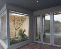 Fenêtre en aluminium à rupture de pont thermique à double vitrage, insonorisée et économe en énergie, avec persienne horizontale coulissante moderne Prima et écran pliant.