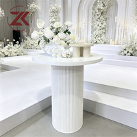Table de présentation ZKAI minimaliste en acrylique blanc côtelé, socle rond cannelé en PVC pour desserts de mariage