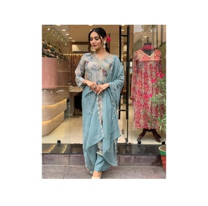 Salwar Kameez en Organza Lourd avec Col et Dupatta Brodés, Tenue Élégante pour Occasions Spéciales, Disponible à l'Exportation depuis l'Inde - Product Image 1