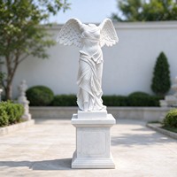 Lampadaire en marbre blanc européen, sculpture de pierre personnalisée, représentant deux garçons jumeaux tenant un lampadaire à plusieurs têtes pour jardin