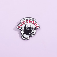 Großhandel Neuheiten: Lustige Emaille-Pins – Metall-Cartoon-Broschen mit schwarzer Katze und personalisierten englischen Buchstaben für Kleidung