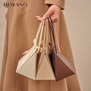 Boîte cadeau de luxe pliable en papier avec poignée, personnalisable avec logo Boyang, pour bagues, boucles d'oreilles, bracelets et colliers. - Product Image 2