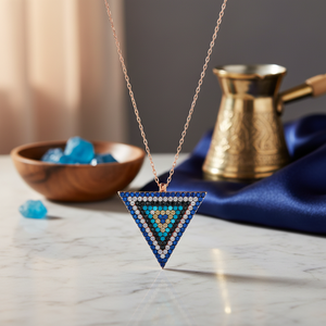 Colgante con Diseño de Triángulo y Circonitas, Hecho a Mano en Turquía, Joyería de Plata de Ley 925 al por Mayor - Product Image 3
