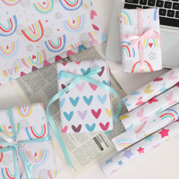 Papier cadeau mignon à motifs arc-en-ciel et cœurs - Imprimé papillons et étoiles aux couleurs pastel, emballage cadeau Kawaii pour anniversaire et fête d'enfants