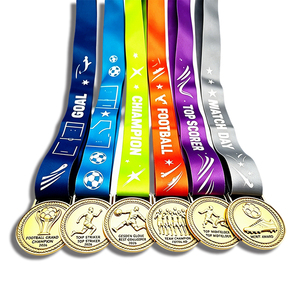 Diseña tus propias medallas de fútbol personalizadas, ecológicas, de aleación de zinc chapada, grabadas con esmalte suave y corte 3D. - Product Image 1