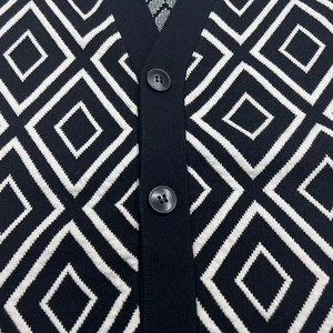 <span class=keywords><strong>Pull</strong></span> surdimensionné géométrique jacquard <span class=keywords><strong>noir</strong></span> à boutons mode hommes <span class=keywords><strong>col</strong></span> en <span class=keywords><strong>v</strong></span> cardigan pulls pour hommes - Product Image 3