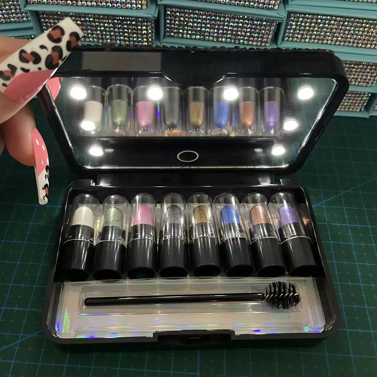 Wasserdichte 8 Farben Lidschatten-Palette Private Label Kosmetik Make-up hoch pigmentierten Lidschatten-Stift mit LED-Licht Fall