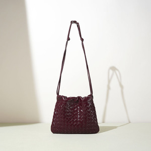 Borsa a tracolla di lusso in pelle intrecciata con logo personalizzato, pochette a forma di dumpling alla moda per donna, stile quotidiano, MOQ basso - Product Image 4