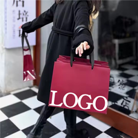 Sacs en papier personnalisés pour la vente en gros de vêtements de luxe, bijoux, cadeaux, avec logo de marque, ruban et accessoires de lamination