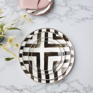 Assiettes de présentation écologiques à bord doré, rayées <span class=keywords><strong>noir</strong></span> <span class=keywords><strong>et</strong></span> <span class=keywords><strong>blanc</strong></span>, en porcelaine fine, pour mariages - Product Image 3