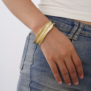 2024 bracelet européen femmes sens avancé exagéré conception de feuille tridimensionnelle sculpté style rétro élégant bracelet - Product Image 5