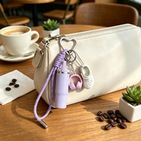 Nouveau porte-clés tendance en métal, motif bouteille d'eau réaliste, sandales, écouteurs, signe du zodiaque, breloque de sac