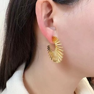 Boucles d'oreilles créoles surdimensionnées dorées à texture de ressort, style rétro unique, bijoux d'oreille tendance pour femme - Product Image 3