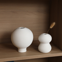 Vente en gros petit vase à fleurs moderne en céramique à rayures blanches arrangement floral simple vase en porcelaine pour la décoration de la maison et du bureau