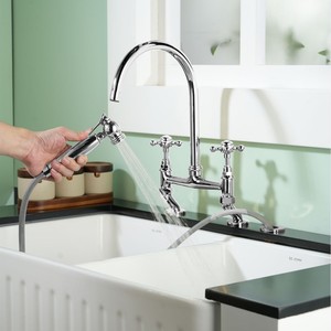 <span class=keywords><strong>Robinet</strong></span> d'eau chaude et froide tout <span class=keywords><strong>cuivre</strong></span> pont français rétro de cuisine 3 trous rotatif double poignée avec pistolet pulvérisateur latéral - Product Image 3