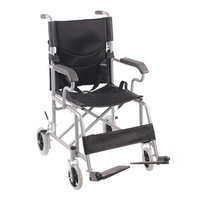 Fauteuil roulant Medline Comfort Driven avec accoudoirs pleine longueur et repose-jambes relevables pour un confort supplémentaire, fauteuil roulant manuel léger
