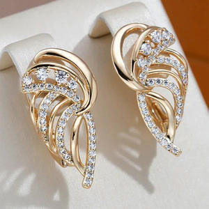 Boucles d'oreilles clous Mintore en cristal et strass, plaqué or, sertissage canal, pour femme, luxe, usage quotidien - Product Image 3
