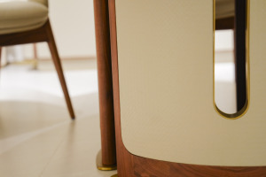 モダンレトロスタイルのウォールナット無垢材ダイニングテーブル、高級石製回転テーブル付き、北欧中世風チェアの組み合わせレストランセット - Product Image 5