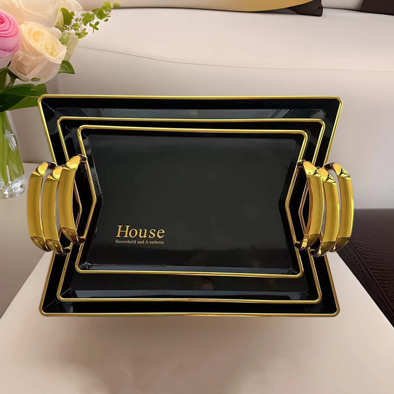 Fond noir en forme de losange avec poignée plate tranchante dorée