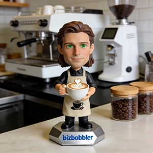 บิซบ็อบเบลอร์ ตุ๊กตาบาริสต้ากาแฟแบบกำหนดเอง - ตุ๊กตาเรซิ่นพร้อมชื่อและโลโก้บนผ้ากันเปื้อนส่วนตัว - Product Image 1
