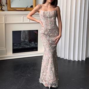 Robe longue élégante et sexy en dentelle, style tendance pour femmes, idéale pour les soirées - Product Image 1