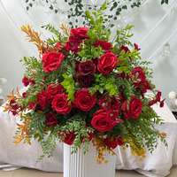 Bouquet de fleurs artificielles en soie de 60 cm, roses rouges, boules de verdure, arrangement floral bordeaux et vert, centre de table de mariage