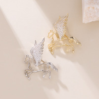 Broche Pégase ailé incrustée de zircon, en laiton plaqué or 18 carats, épinglette bicolore, accessoire vestimentaire élégant