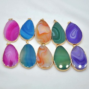 Colgante de rebanada de ágata natural, joyería DIY con elegantes piedras preciosas chapadas en oro, colgantes y dijes de moda de oro galvanizado - Product Image 1