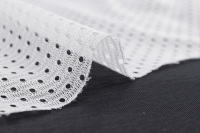 Tissu tricoté en maille perforée respirante 100 % polyester 65 g/m² imprimé pour vêtements de sport, sacs, chaussures et matériaux de matelas composites