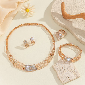 Joyería de Lujo Ligero de Moda para Bodas, Conjunto de Joyería de Aleación con Cristales y Diamantes de Imitación, Collar, Pendientes y Anillo, Superventas en Comercio Exterior - Product Image 5