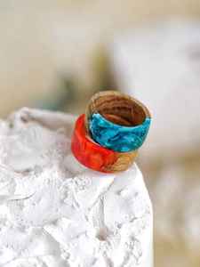 Anillo de Dedo de Resina y Madera Premium para Hombre y Mujer con Acabado Liso, Textura de Madera Natural y Diseño Moderno Hecho a Mano - Product Image 5