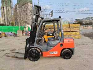 Chariot élévateur à fourche d'occasion à bas prix, 3T, 4 roues motrices, mât à deux étages, pour utilisation agricole, puissance diesel, pompe électrique, origine japonaise, rayon de braquage de 2400 mm - Product Image 4