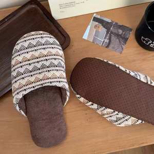 Nouvelle tendance : pantoufles plates en lin de style japonais pour femmes, silencieuses, pour sols en bois, personnalisables, avec une grande promotion - Product Image 4