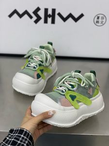 Zapatos de plataforma gruesa con parches de corazón Alpha Overlay Bread Shoes para <span class=keywords><strong>mujer</strong></span>, estilo Dad Shoes, que aumentan la altura, para verano y primavera, OEM de fábrica. - Product Image 4