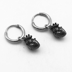Yunnique Boucles d'oreilles en forme de cœur en acier inoxydable, design rétro pour hommes et femmes - Product Image 3