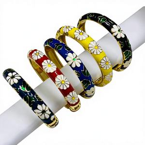 Ensemble de bracelets polyvalents pour femmes, style ethnique rétro, texture en alliage, design coloré tendance, pour les fêtes - Product Image 1