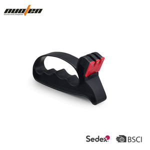 Afilador de cuchillos universal manual de plástico ABS con perilla de ajuste roja para uso en cocina y exteriores - Product Image 4