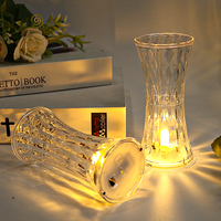 Romantische Plastik-Tischlampe mit LED-Kerze und 3D-Flammeneffekt, Batteriebetrieben für Hochzeiten, Weihnachten, Halloween, Ramadan und Heimdekoration