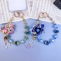 Breloque de téléphone en strass étincelants, cœur et papillon, avec double rang de perles et pompon, ornement suspendu pour coque, bijou artisanal