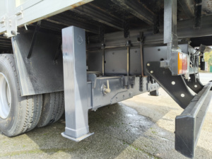 Grue à flèche droite montée sur camion de 8 tonnes à haute efficacité avec stabilisateurs pour le chargement et la livraison d'équipements de construction - Product Image 6