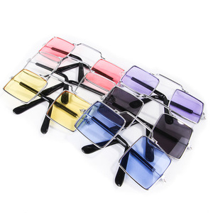 Lunettes pour animaux de compagnie : Nouveauté créative pour chiots et chats, accessoires de décoration amusants pour photos, vente en gros de lunettes de soleil tendance pour chiens - Product Image 1