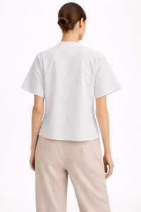 Chemisier blanc élégant pour femme, design original personnalisé, manches courtes, broderie anglaise, hauts de luxe pour femmes, tissu personnalisé OEM - Product Image 2